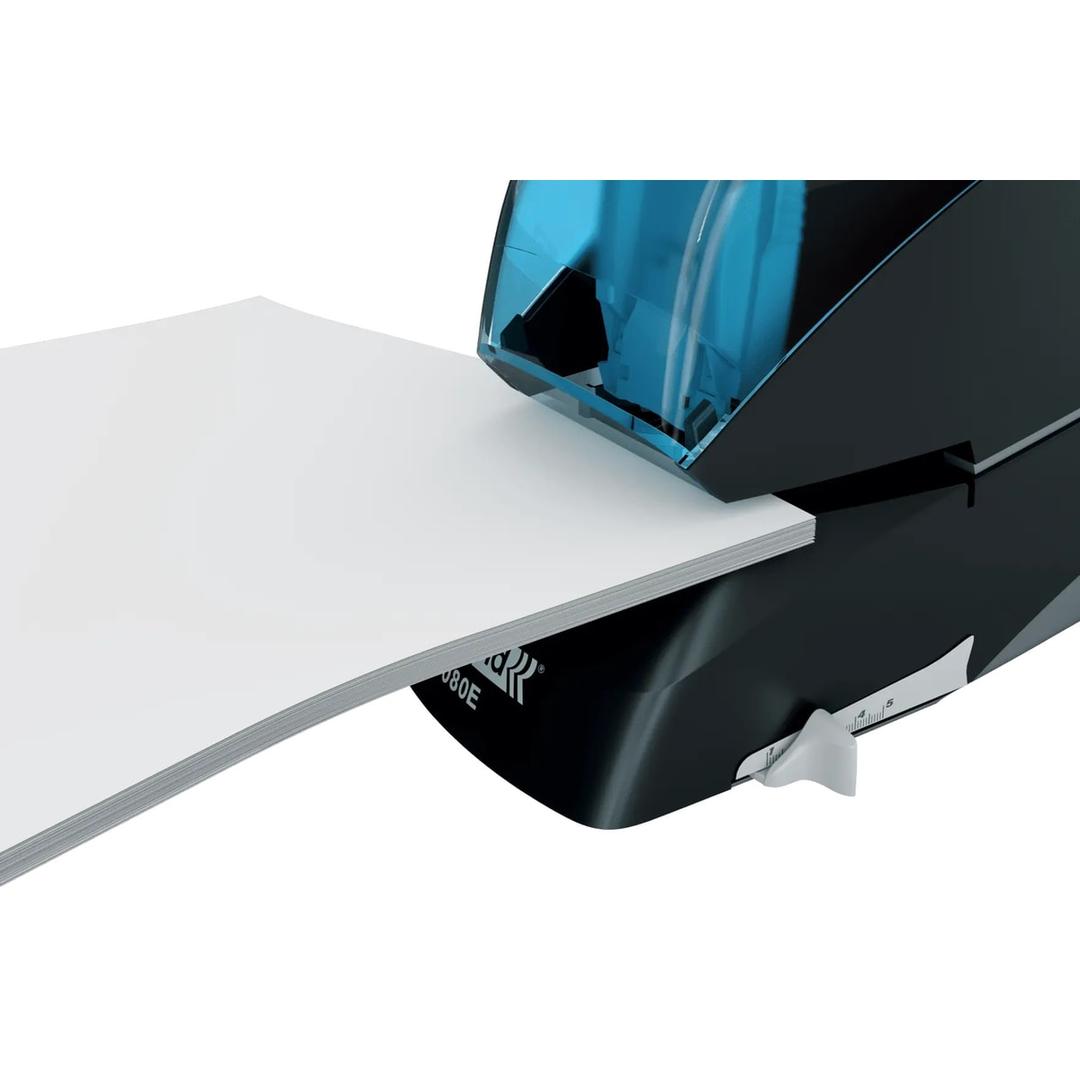 Agrafeuse électrique de bureau 80 feuilles à cassette Supreme 5080E, coloris noir RAPID - Liasse glissée sous la visière de l'agrafeuse électrique Rapid Supreme 5080E noire.