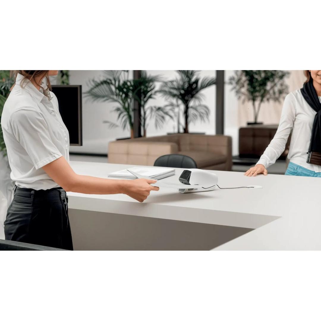 Agrafeuse électrique de bureau 25 feuilles à cassette Supreme 5025E, coloris blanc RAPID - Agrafeuse électrique Rapid Supreme 5025E blanche sur un comptoir d'accueil.