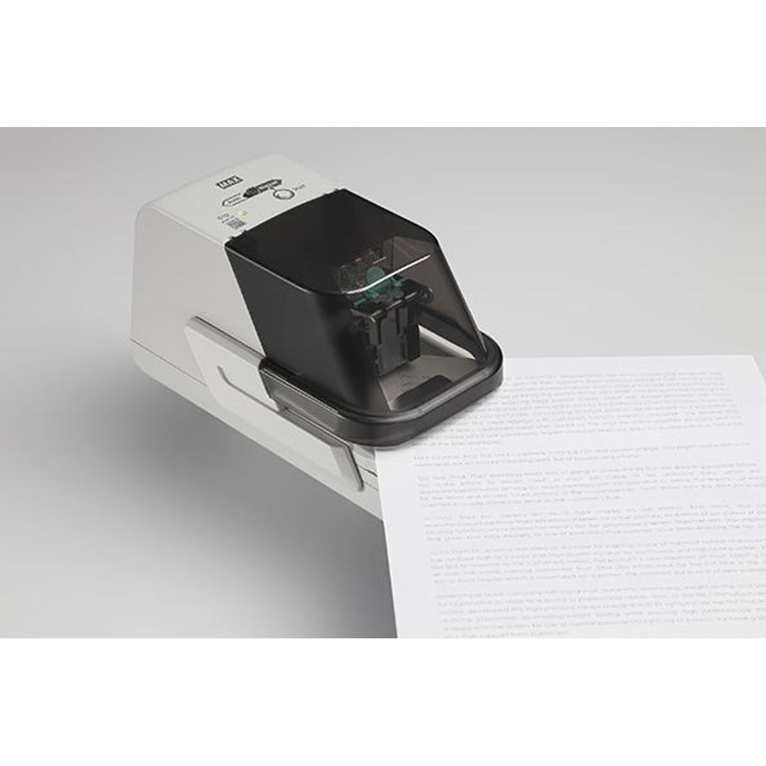 Agrafeuse électrique flat clinch 56 feuilles EH-70F II MAX - Agrafage en coin d'un document avec l'agrafeuse électrique professionnelle MAX EH-70F II.