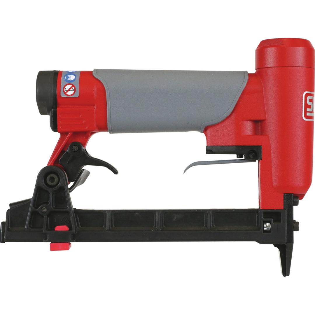 Agrafeuse pneumatique SFT10XP B SENCO — Agrafeuse SENCO SFT10XP B vue de l'autre profil, nez à droite et deux pastilles pictogrammes bleues