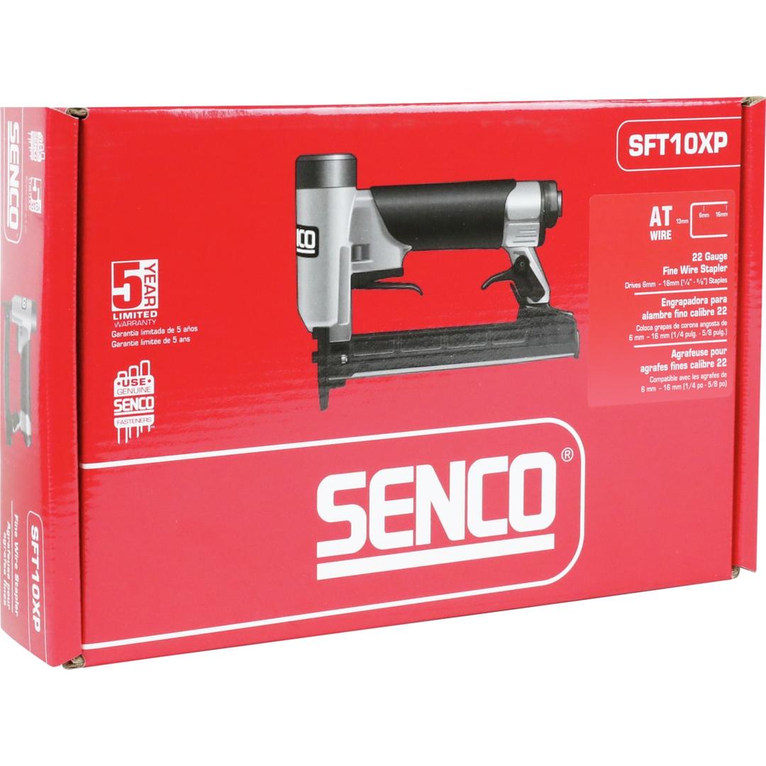 Agrafeuse pneumatique SFT 10XP AT SENCO — Agrafeuse SENCO SFT10XP AT 6-16 mm dans son carton rouge fermé, vu de trois quarts tranche gauche