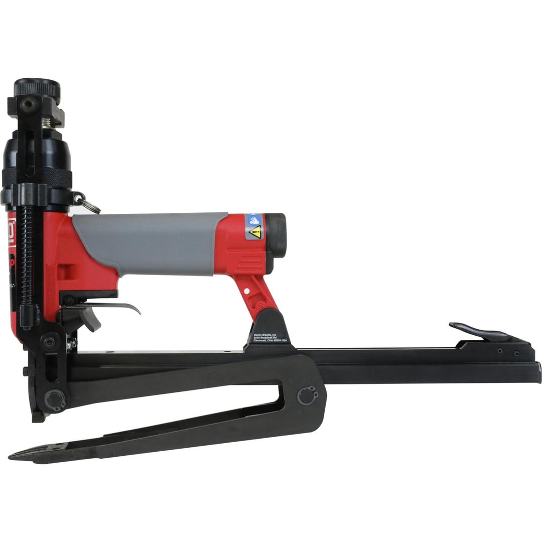 Agrafeuse long bras pneumatique F75LXP SENCO — Agrafeuse SENCO F75LXP à long bras d'enclume, de profil bras vers la droite, filtre-régulateur noir