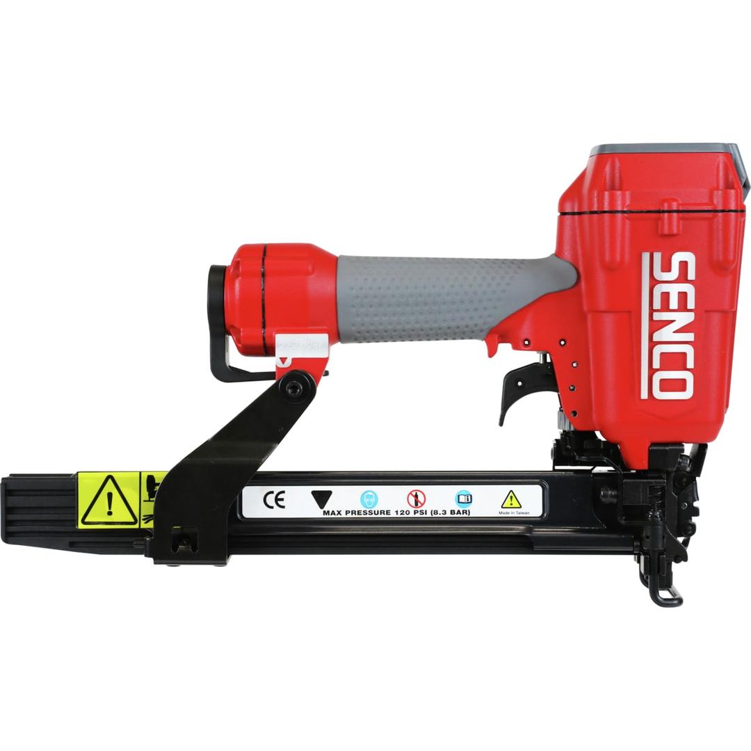 Agrafeuse pneumatique PS15XP 19-38 SENCO — Agrafeuse SENCO PS15XP de profil magasin à gauche, étiquette CE et triangle jaune d'avertissement