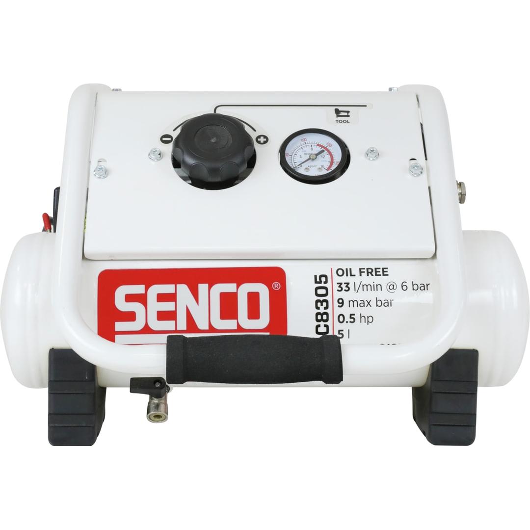 Compresseur AC8305 SENCO — Compresseur SENCO AC8305 de face sur fond blanc, cuve horizontale blanche, manomètre et poignée mousse