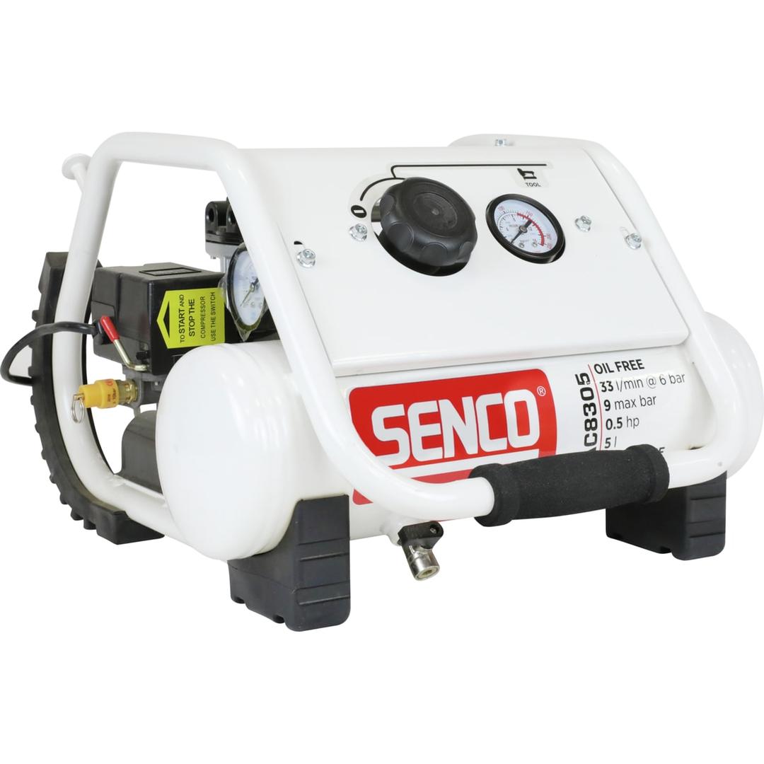 Compresseur AC8305 SENCO — Compresseur SENCO AC8305 de trois quarts arrière, interrupteur du bloc moteur et robinet de purge jaune