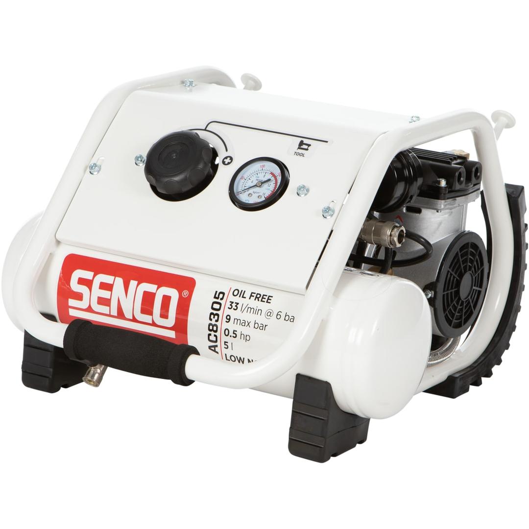Compresseur AC8305 SENCO — Compresseur SENCO AC8305 de trois quarts, moteur noir à grille de ventilation et arceau tubulaire