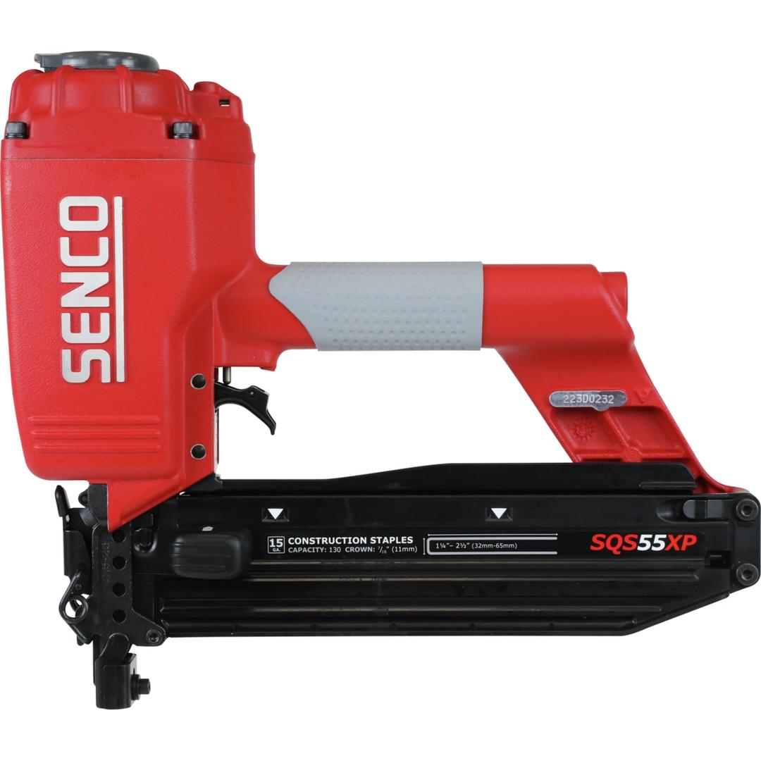 Agrafeuse à fil lourd, double pneumatique SQS55XP-Q SENCO — Agrafeuse à fil lourd SENCO SQS55XP-Q de profil, magasin noir large et plaque de série gravée