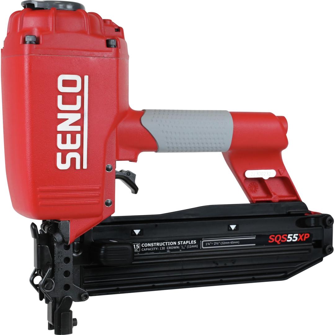 Agrafeuse à fil lourd, double pneumatique SQS55XP-Q SENCO — Agrafeuse à fil lourd SENCO SQS55XP-Q de trois quarts, corps rouge et poignée grise
