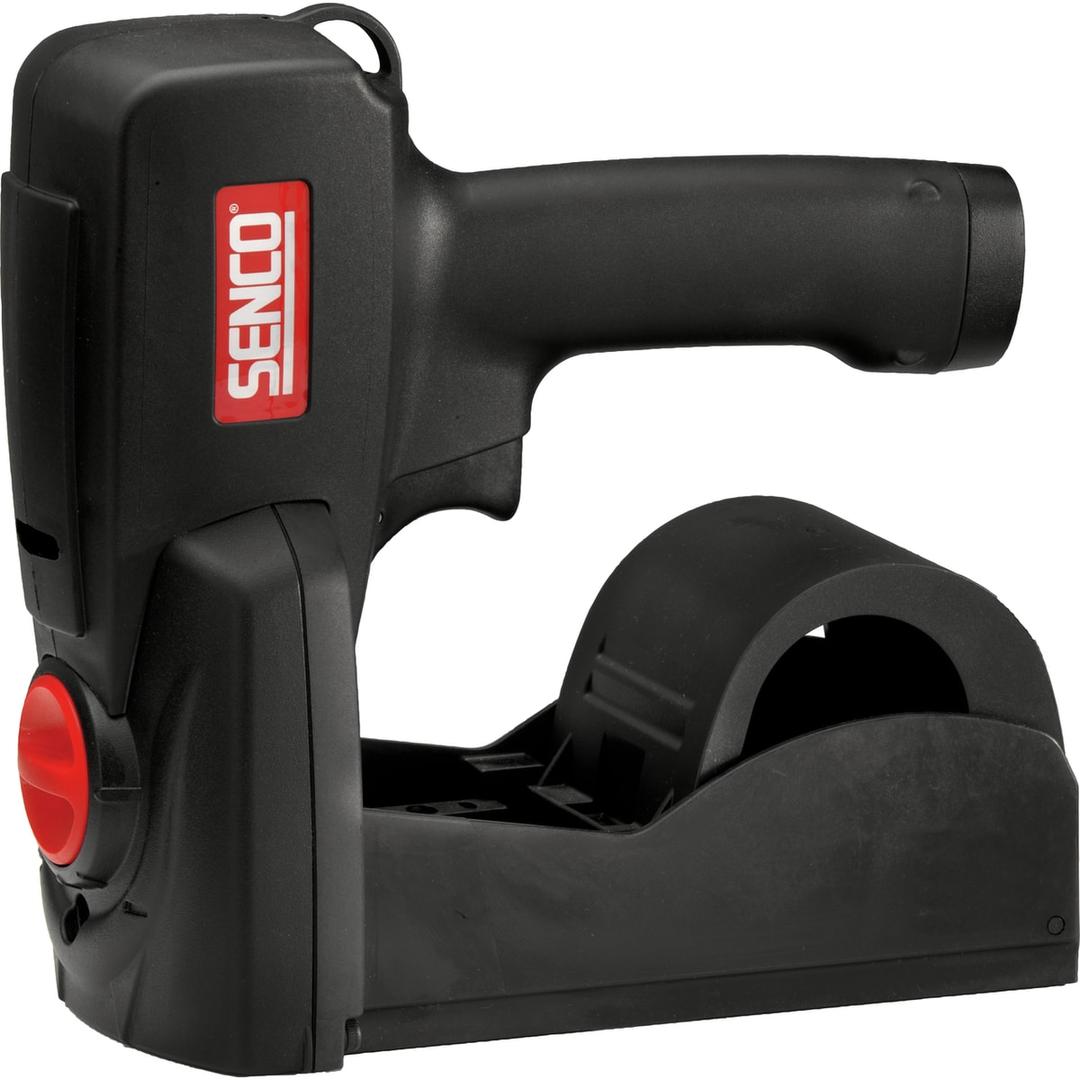 Agrafeuse carton pneumatique 32X15-18MM, SRCC18P-U SENCO — Agrafeuse à carton SENCO SRCC18P-U de trois quarts, magasin de face à guide arrondi et bouton rouge