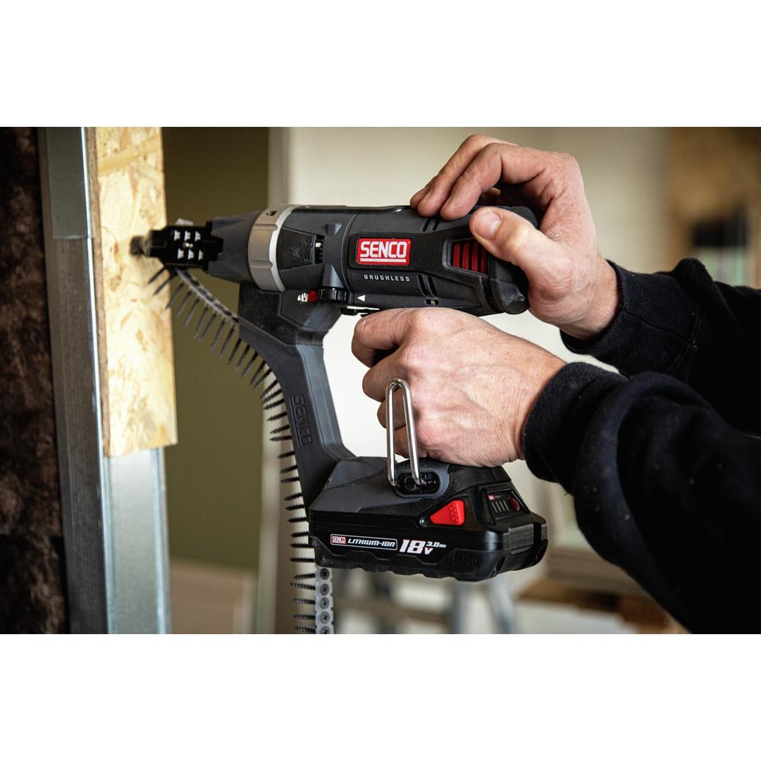 Visseuse en bande sur batterie DURASPIN DS525-18V SENCO — Vissage d'un panneau OSB sur ossature métallique avec la visseuse en bande SENCO DS525-18V