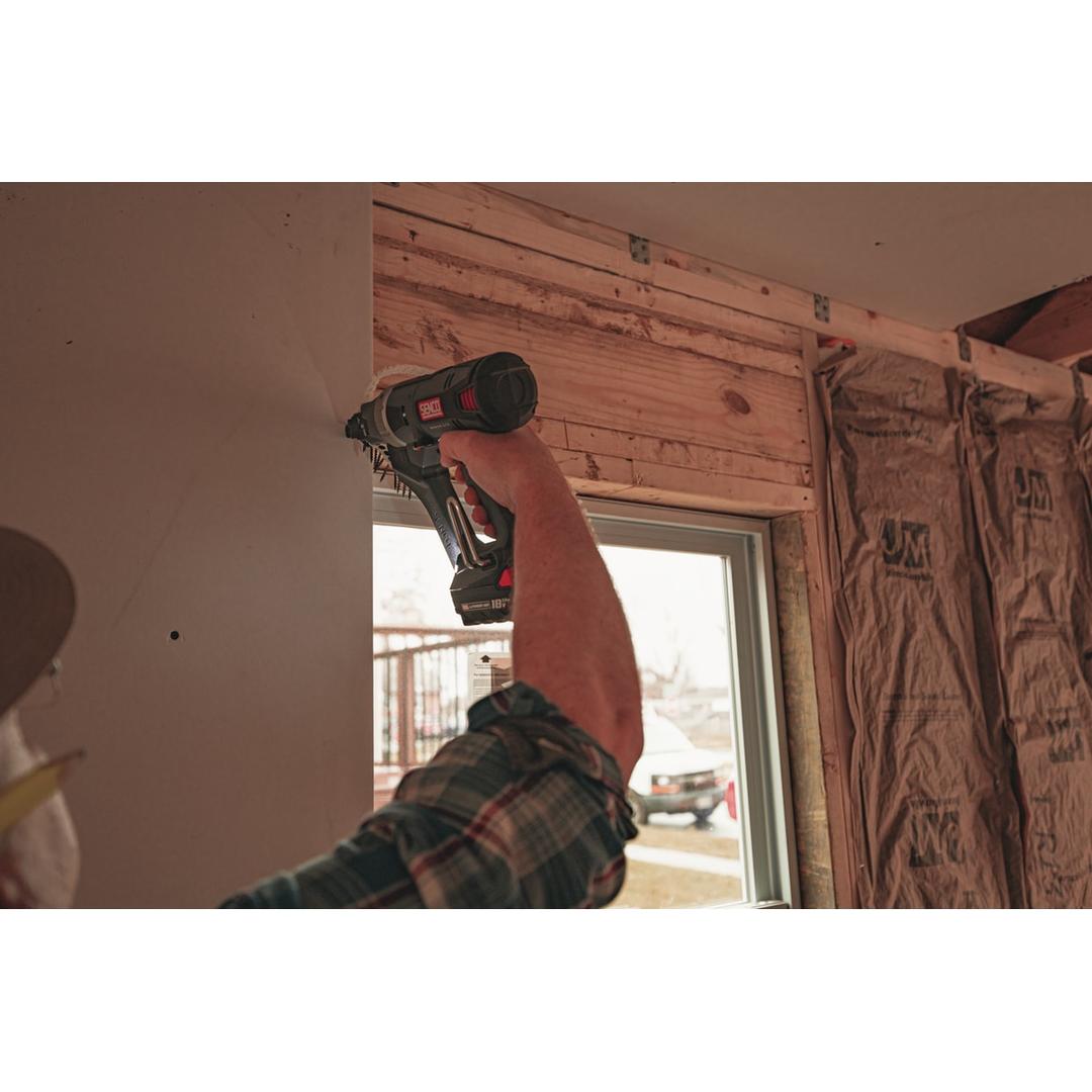Visseuse en bande sur batterie DURASPIN DS522-18V SENCO — Vissage d'une plaque de plâtre sur linteau bois avec la visseuse SENCO DS522-18V, en contre-plongée
