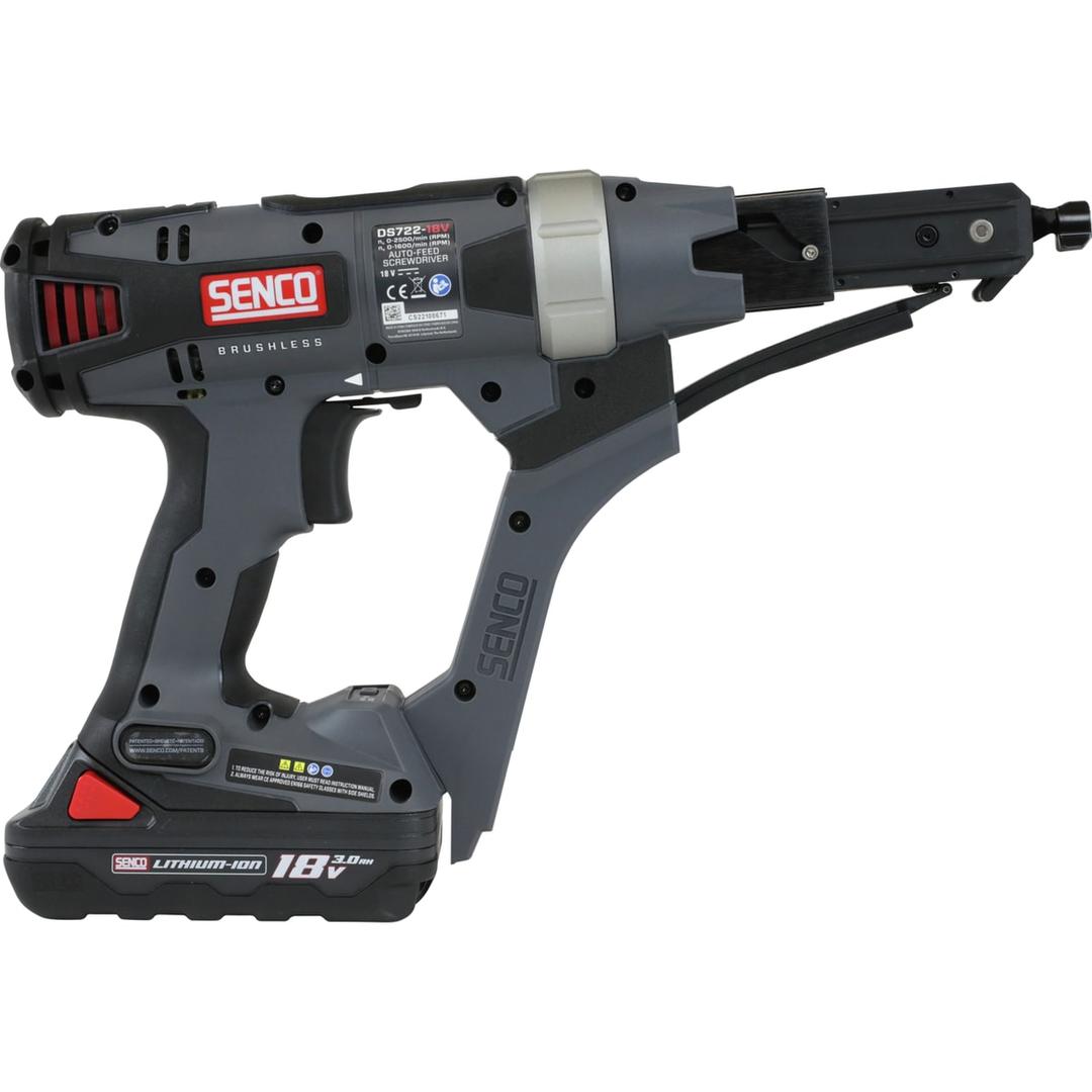 Visseuse en bande sur batterie DURASPIN DS722-18V SENCO — Visseuse en bande SENCO DURASPIN DS722-18V de profil droit, plaque signalétique et magasin déployé vide