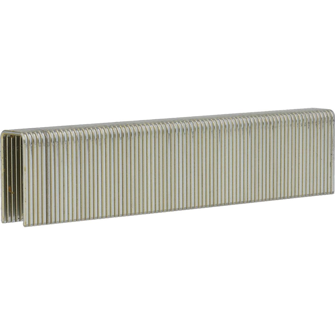 Agrafes moyennes M15BAB - 32mm 10M SENCO — Agrafes SENCO M 32 mm galvanisées en bande, couronne de 9,5 mm et pattes longues, de trois quarts sur fond blanc