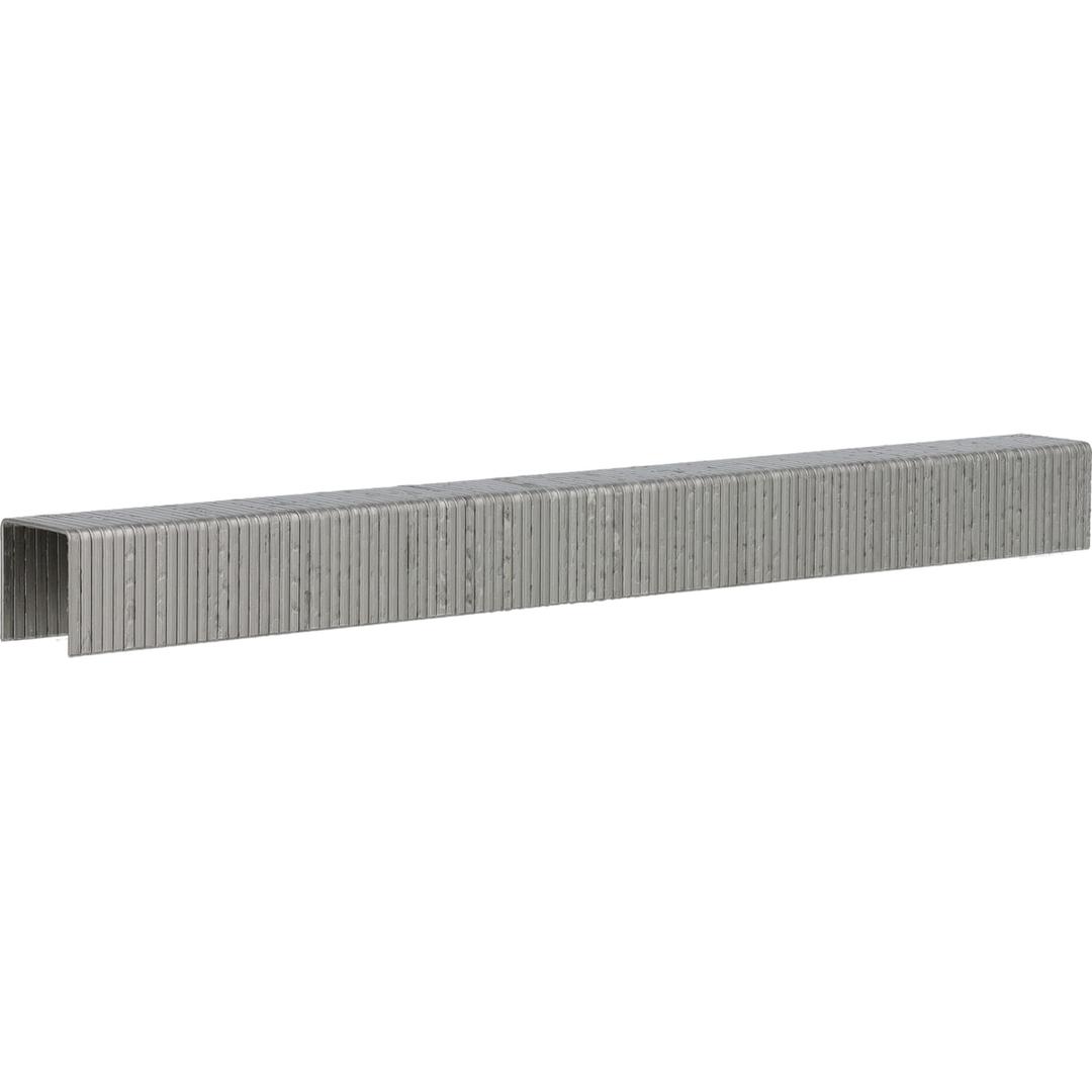 Agrafes F04BGAP - 6mm 8.6M SENCO — Bande d'agrafes fines SENCO F 6 mm en inox A2 gris mat, vue de trois quarts sur fond blanc