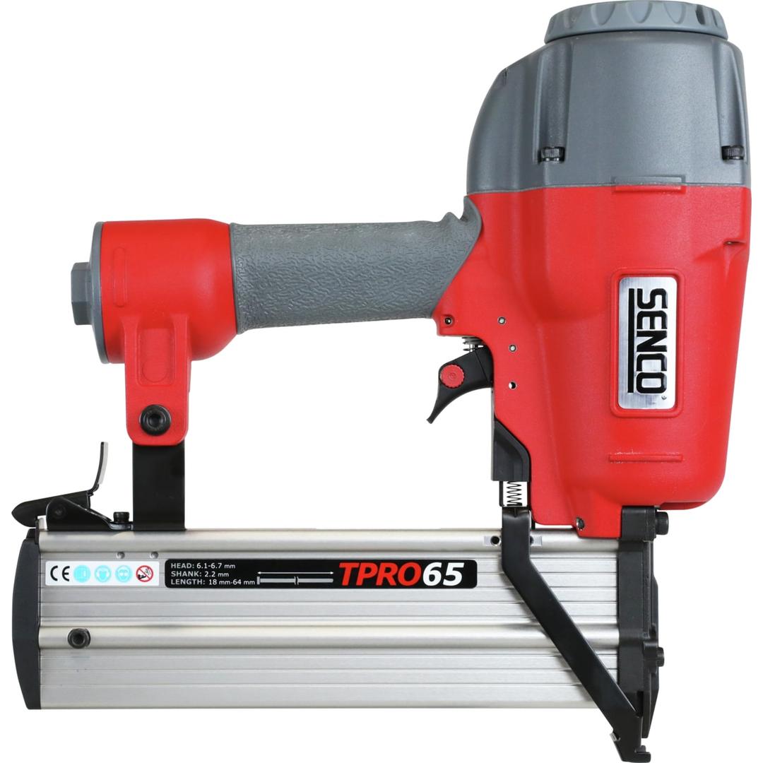 Cloueur pointe T pneumatique TPRO65 dual SENCO — Cloueur pointe T SENCO TPRO65 dual de profil droit, étiquette de caractéristiques sur le magasin