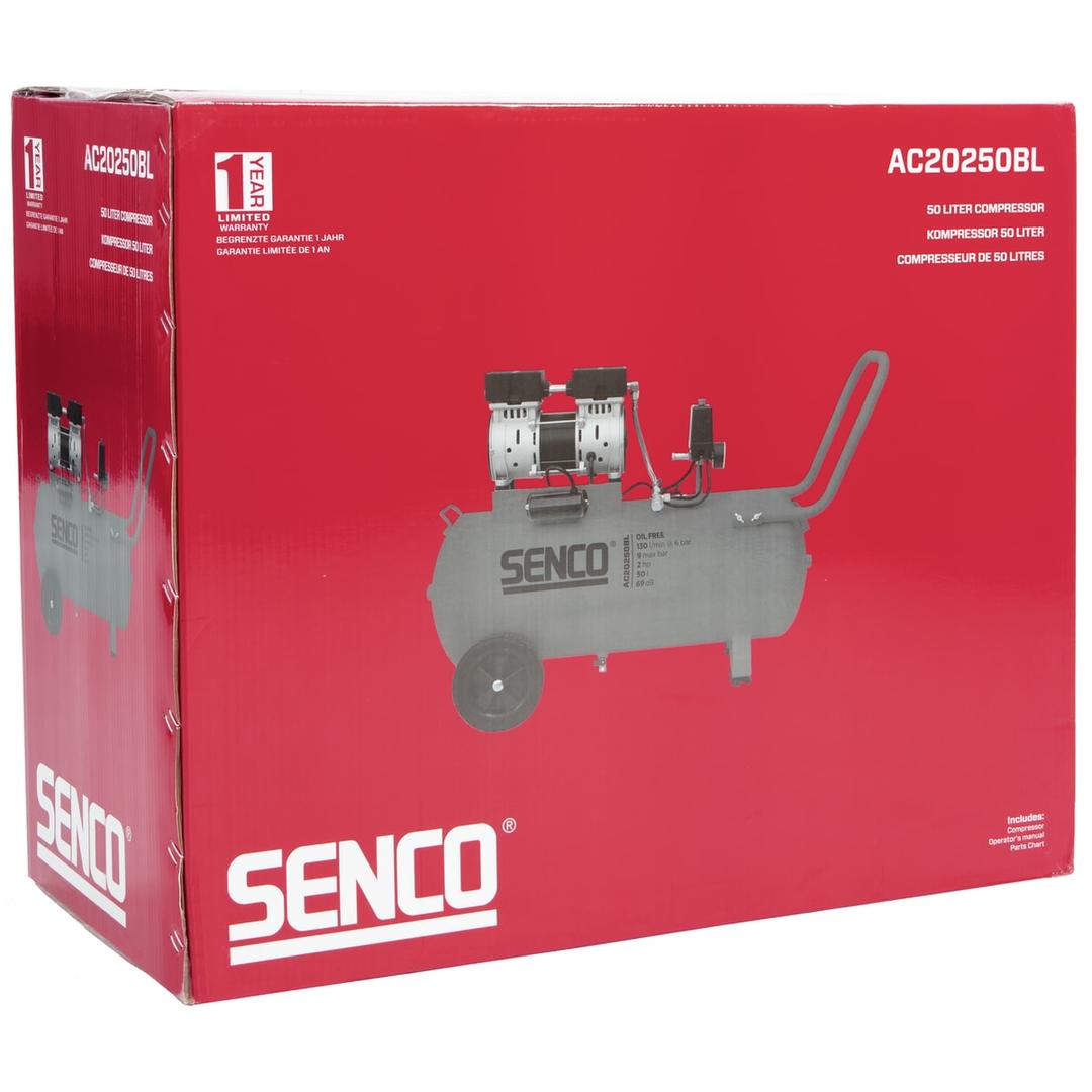 Compresseur AC20250BL sans huile SENCO — Compresseur SENCO AC20250BL sans huile dans son carton rouge fermé, visuel du modèle 50 litres sur roue