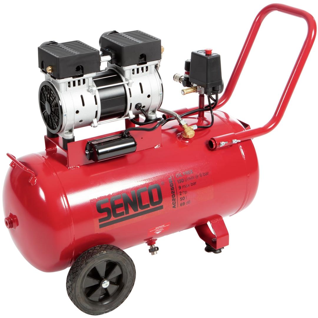 Compresseur AC20250BL sans huile SENCO — Compresseur SENCO AC20250BL sans huile de trois quarts, moteur bicylindre noir et alu, robinet de purge