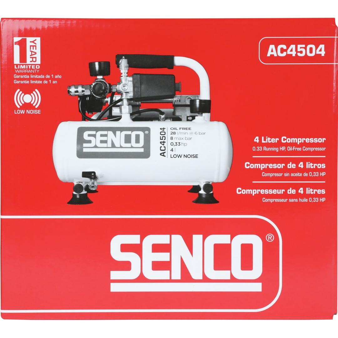 Compresseur SENCO AC4504 discret sans huile SENCO — Compresseur SENCO AC4504 sans huile dans son carton rouge carré, visuel du modèle 4 litres imprimé