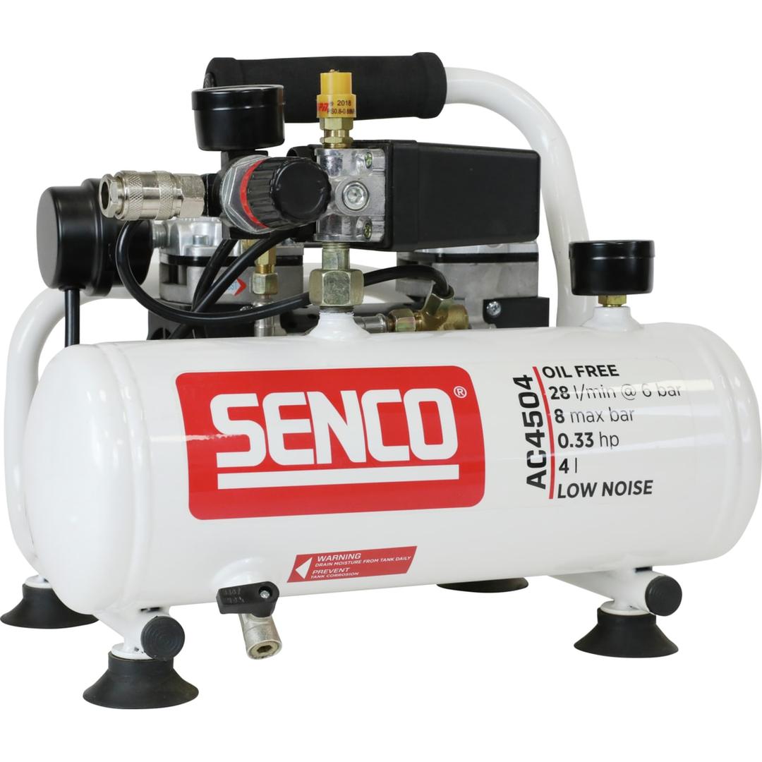 Compresseur SENCO AC4504 discret sans huile SENCO — Compresseur SENCO AC4504 sans huile de trois quarts arrière, deux manomètres et raccord rapide chromé