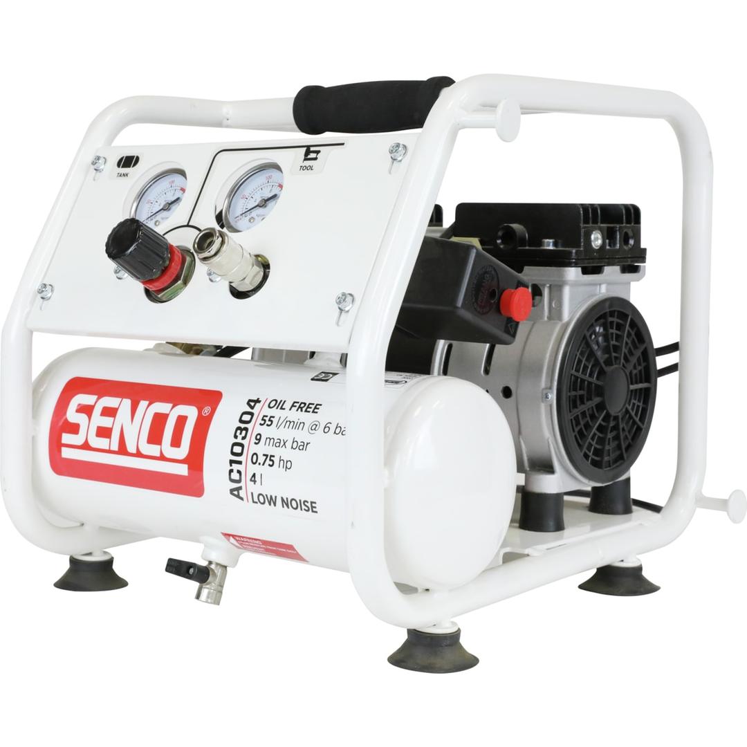 Compresseur SENCO AC10304 discret sans huile SENCO — Compresseur SENCO AC10304 sans huile de trois quarts avant, détendeur rouge et noir et raccord rapide