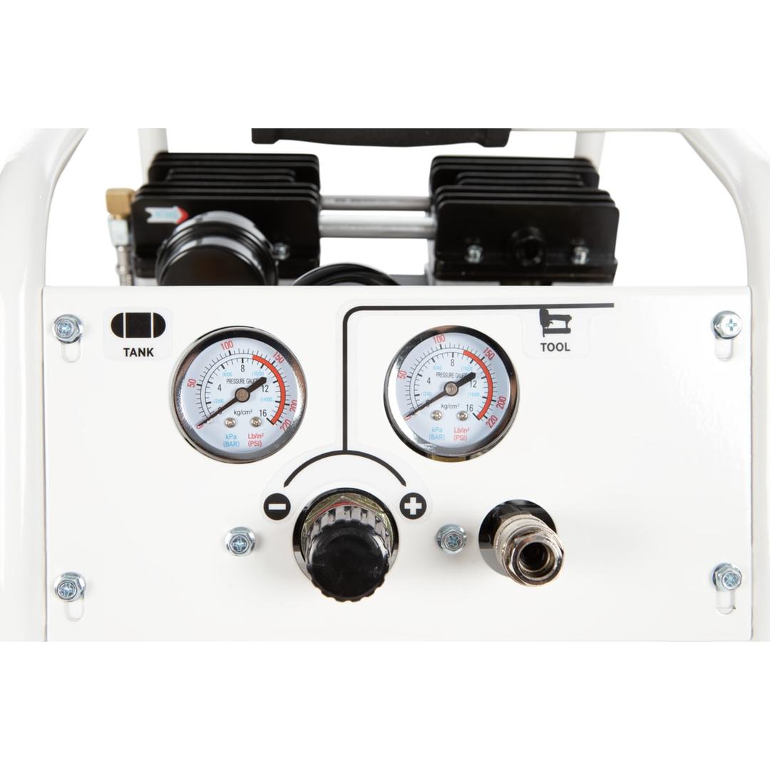 Compresseur SENCO AC10304 discret sans huile SENCO — Tableau de commande du compresseur SENCO AC10304 en gros plan : manomètres TANK et TOOL et molette