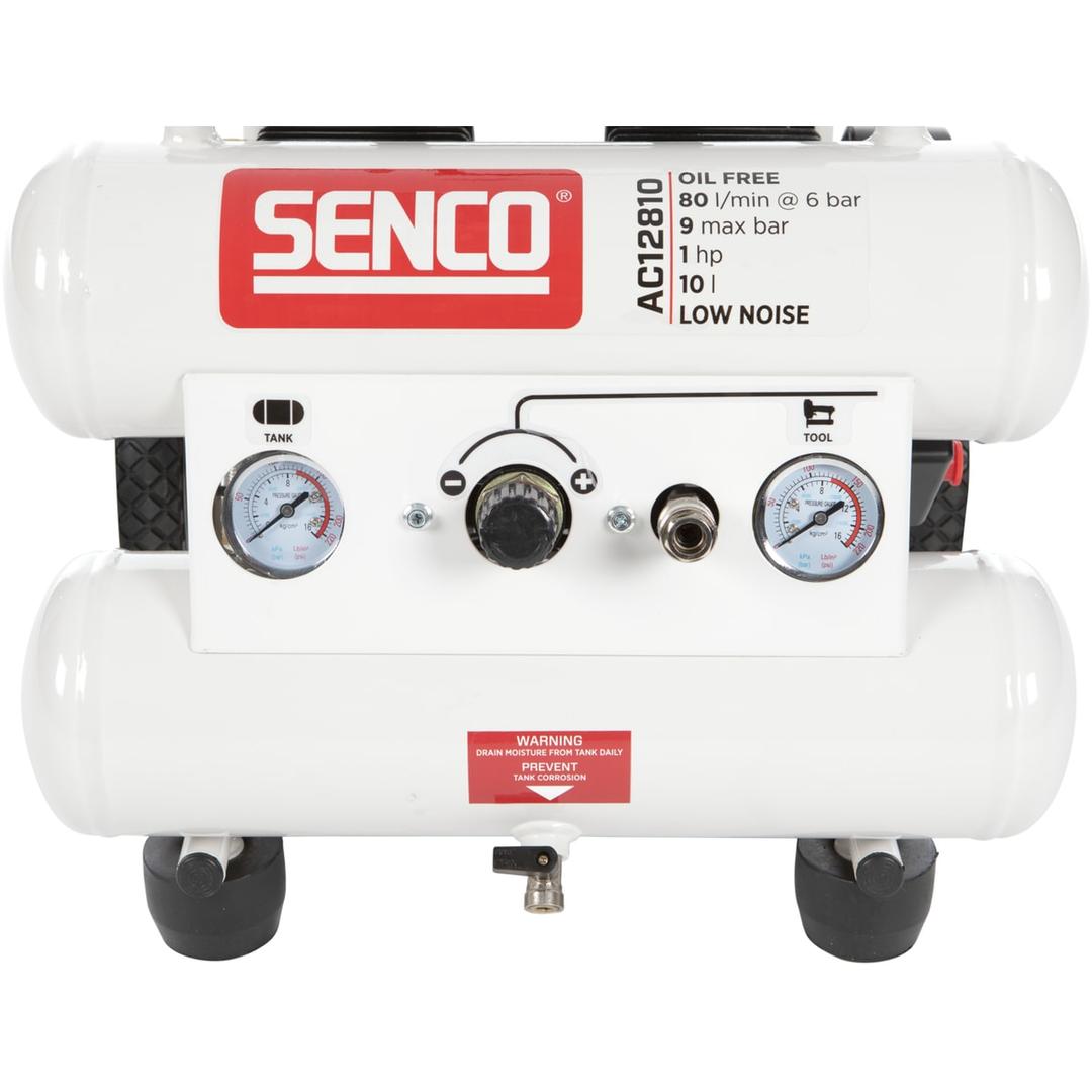Compresseur SENCO AC12810 discret sans huile SENCO — Compresseur SENCO AC12810 sans huile, cadrage serré sur le tableau central et le raccord rapide