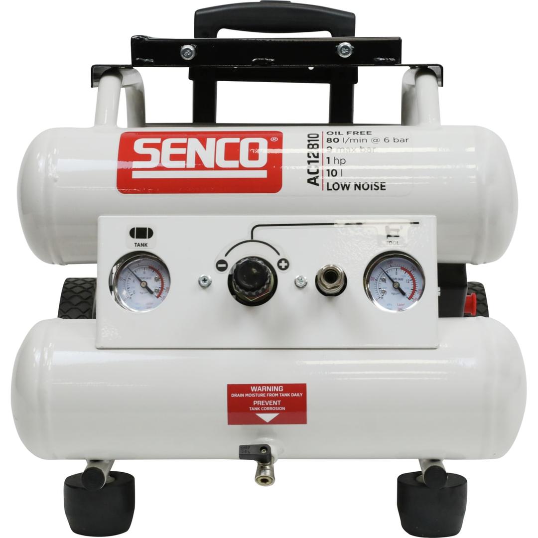 Compresseur SENCO AC12810 discret sans huile SENCO — Compresseur SENCO AC12810 sans huile de face, deux cuves superposées et manomètres TANK et TOOL
