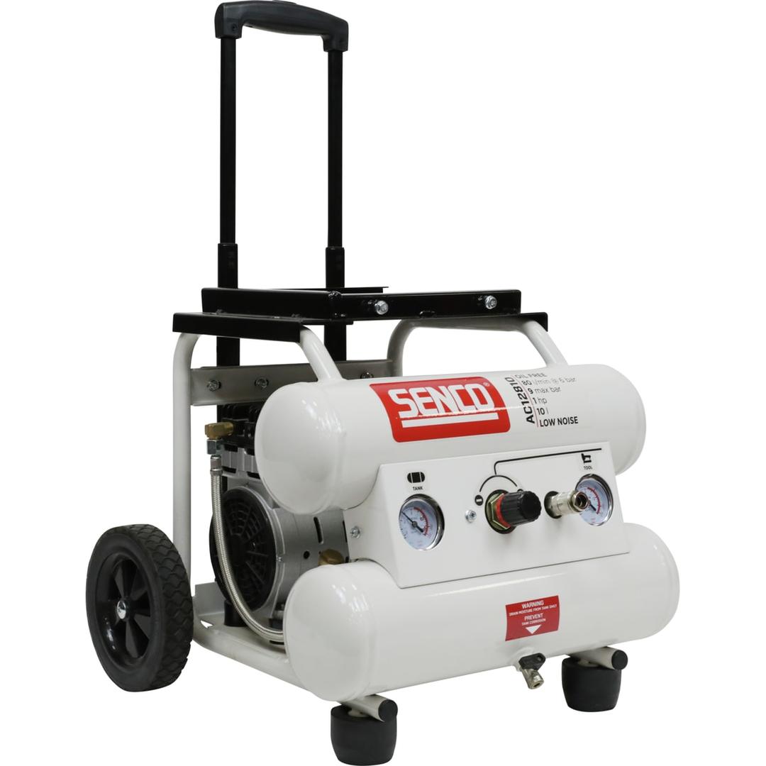 Compresseur SENCO AC12810 discret sans huile SENCO — Compresseur SENCO AC12810 sans huile de trois quarts sur son chariot à poignée télescopique et roues