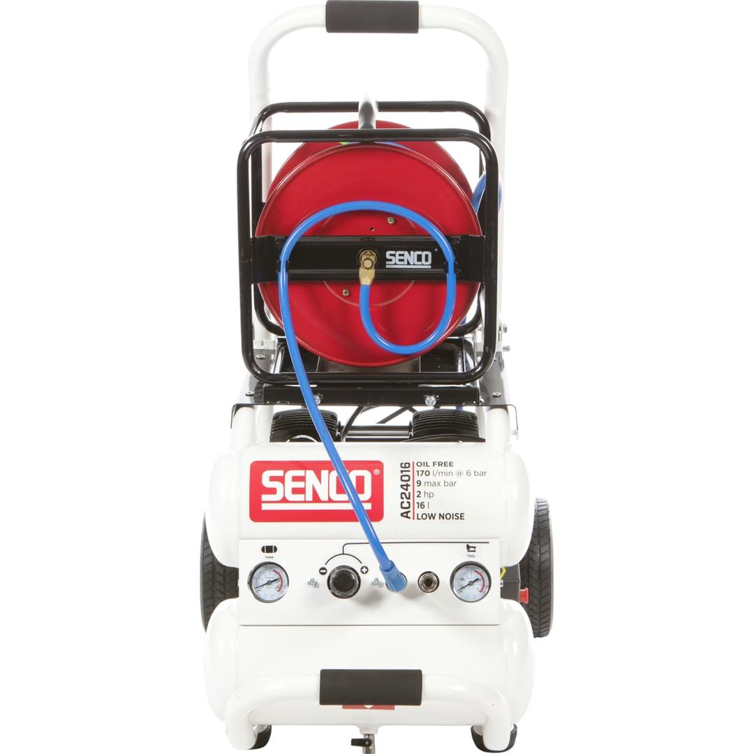 Compresseur SENCO AC24016 discret sans huile SENCO — Compresseur SENCO AC24016 sans huile de face, équipé d'un enrouleur rouge et d'un tuyau bleu déroulé