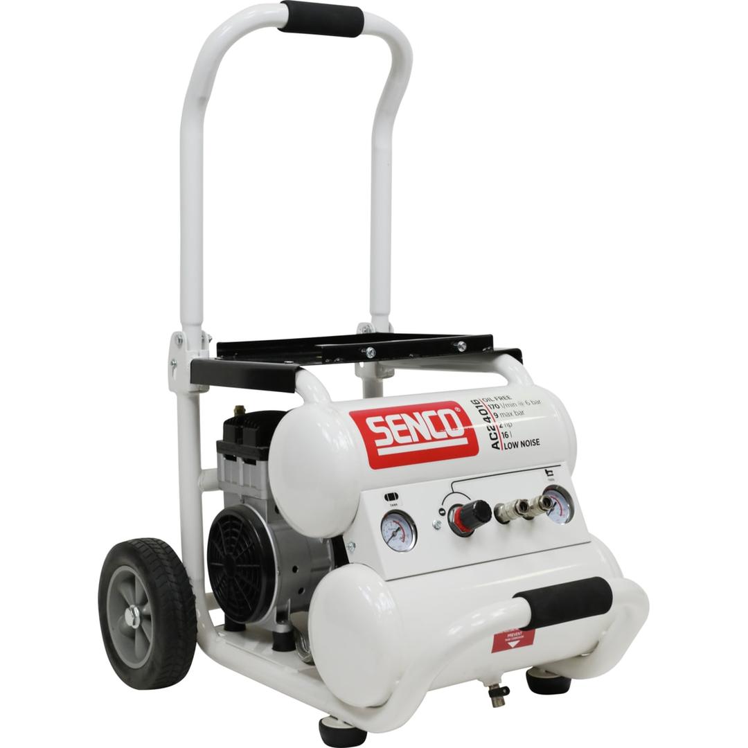 Compresseur SENCO AC24016 discret sans huile SENCO — Compresseur SENCO AC24016 sans huile de trois quarts avant, platine noire et tableau deux manomètres