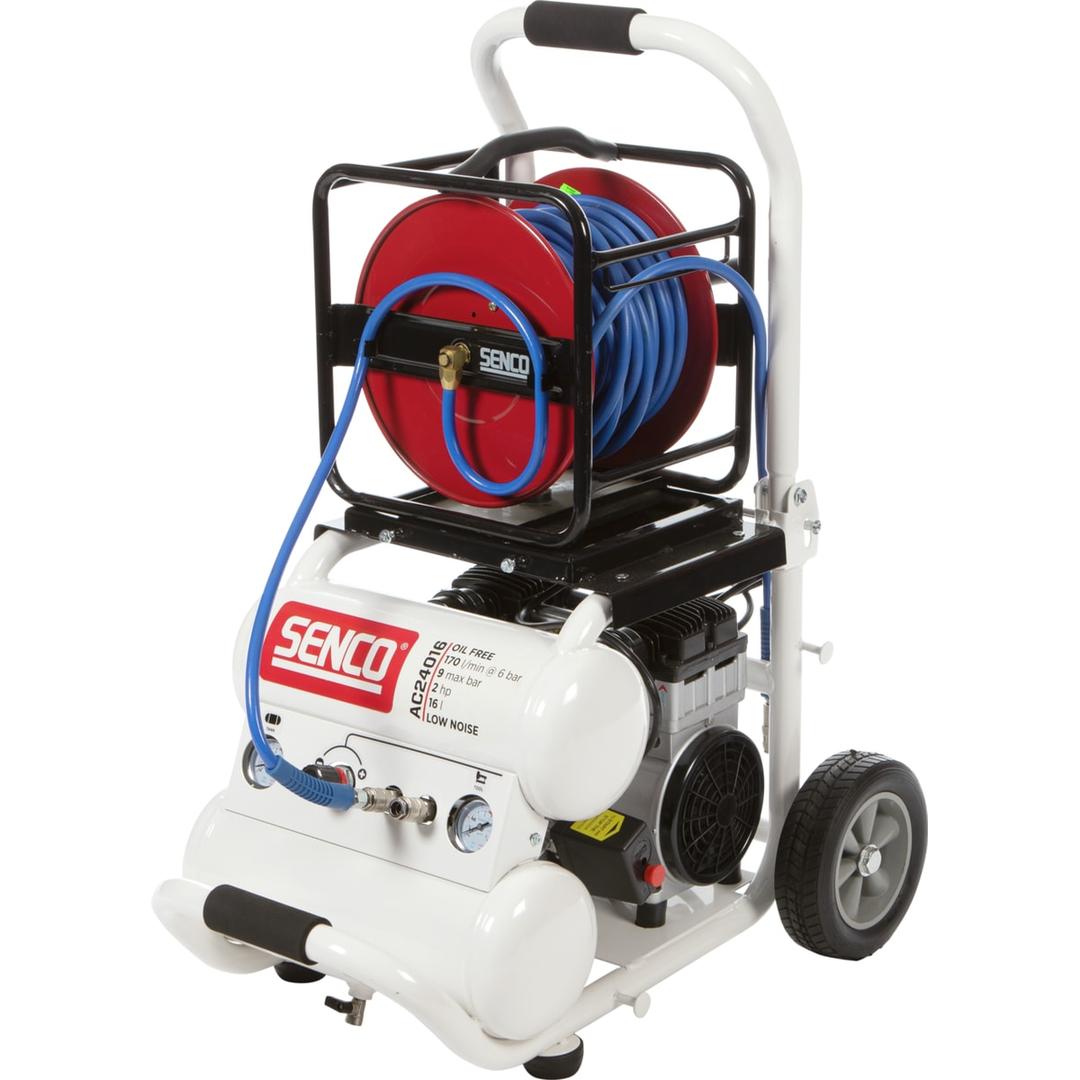 Compresseur SENCO AC24016 discret sans huile SENCO — Compresseur SENCO AC24016 sans huile de trois quarts, enrouleur rouge en cage noire et tuyau bleu enroulé