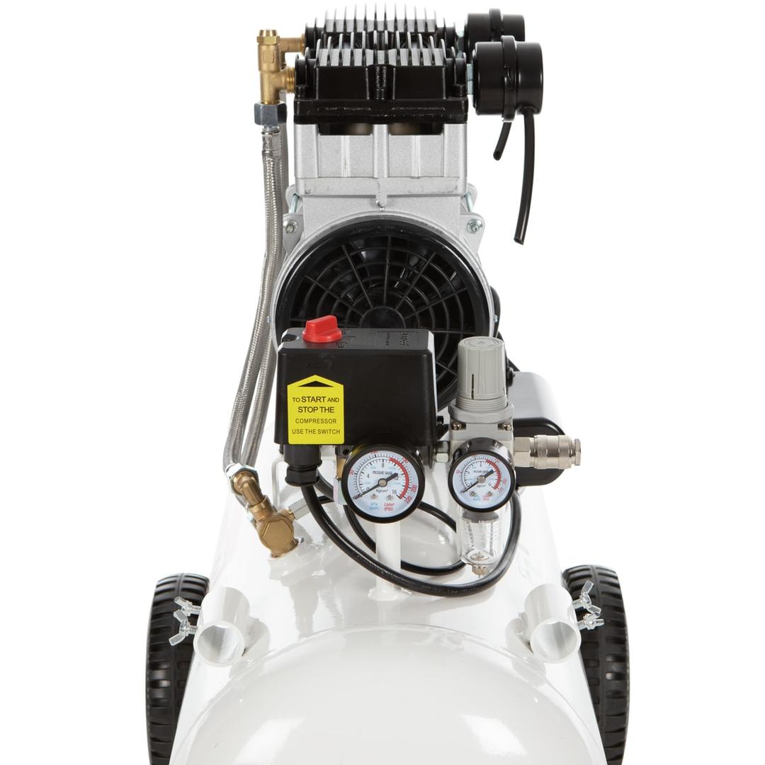 Compresseur SENCO AC24050 discret sans huile SENCO — Bloc moteur du compresseur SENCO AC24050 en gros plan : ailettes, manostat à bouton rouge et manomètres