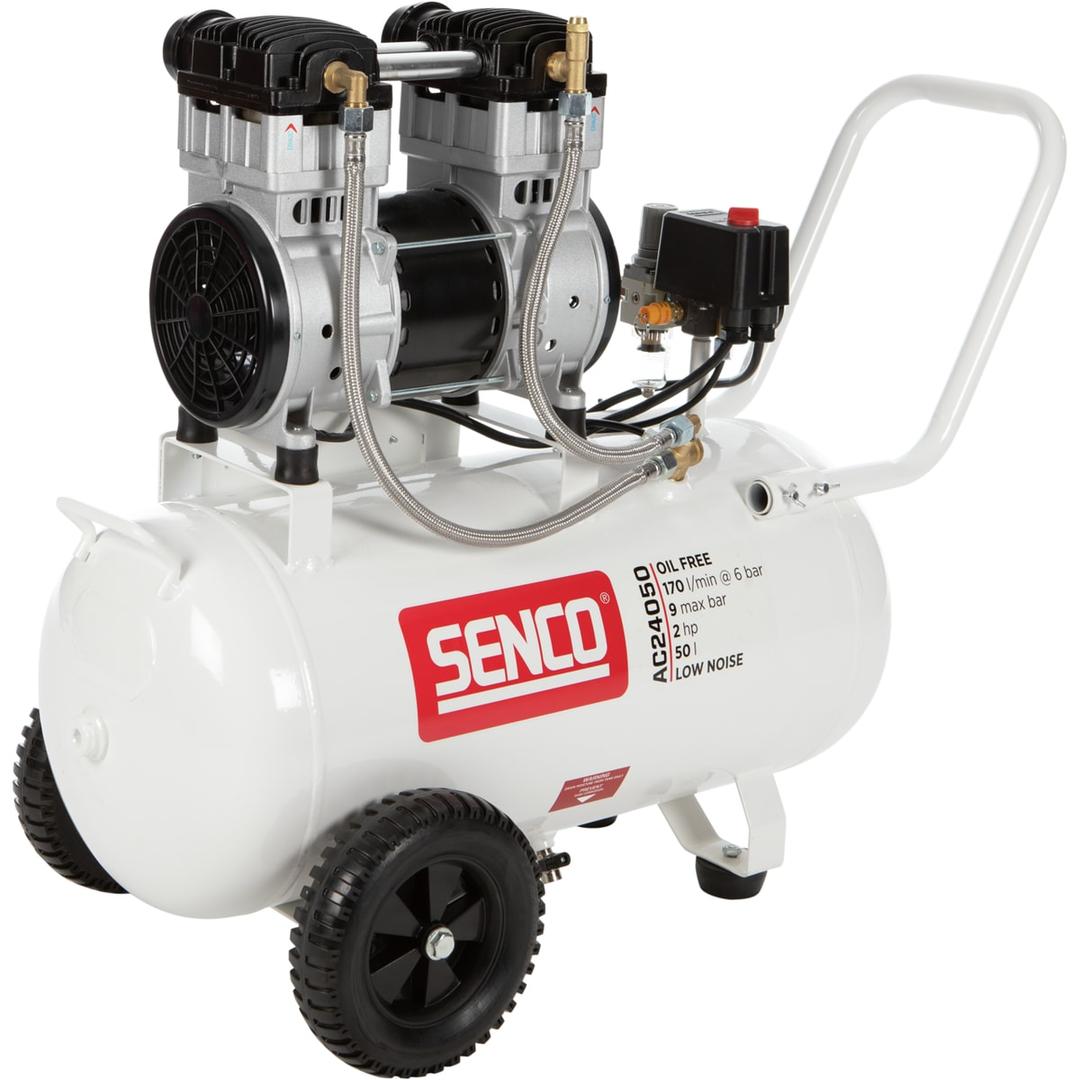 Compresseur SENCO AC24050 discret sans huile SENCO — Compresseur SENCO AC24050 sans huile de trois quarts, cuve horizontale, grille moteur noire et deux roues