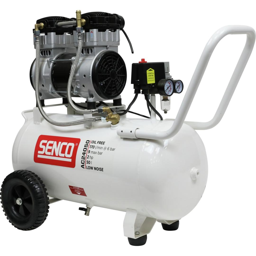 Compresseur SENCO AC24050 discret sans huile SENCO — Compresseur SENCO AC24050 sans huile de trois quarts, filtre-régulateur, poignée tubulaire et roue noire