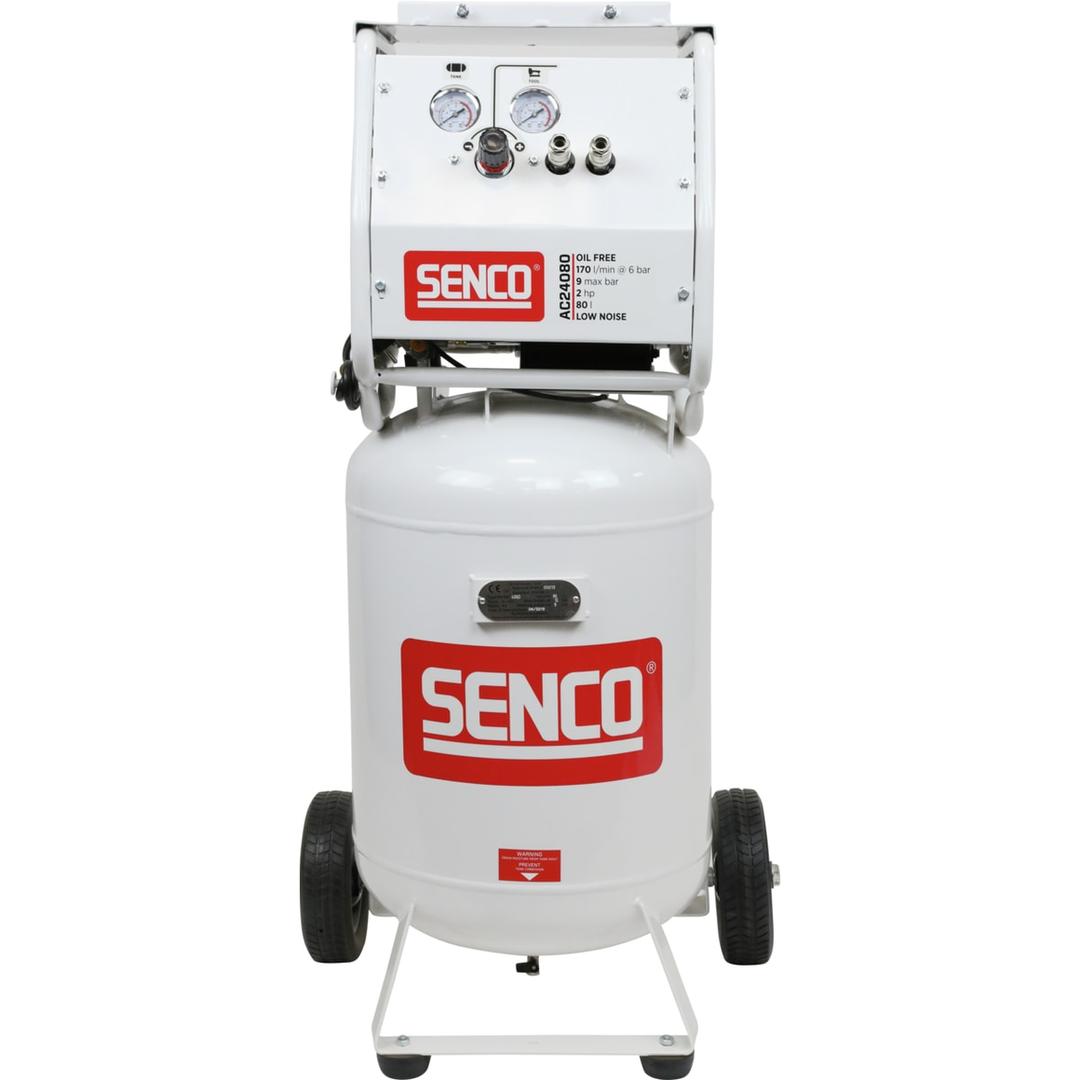 Compresseur SENCO AC24080 discret sans huile SENCO — Compresseur SENCO AC24080 sans huile de face, cuve verticale et bloc caréné à deux manomètres