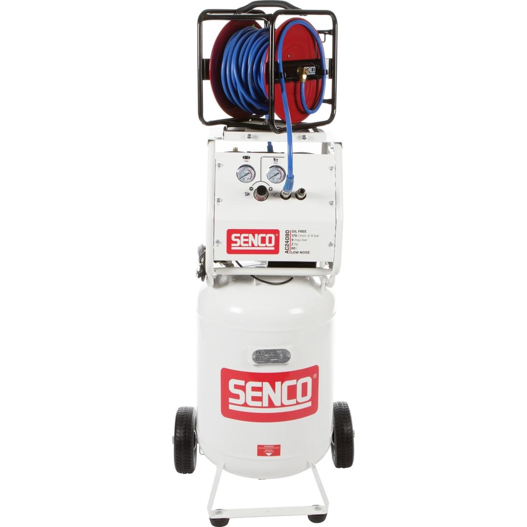 Compresseur SENCO AC24080 discret sans huile SENCO — Compresseur SENCO AC24080 sans huile de face, surmonté d'un enrouleur rouge et de son tuyau bleu