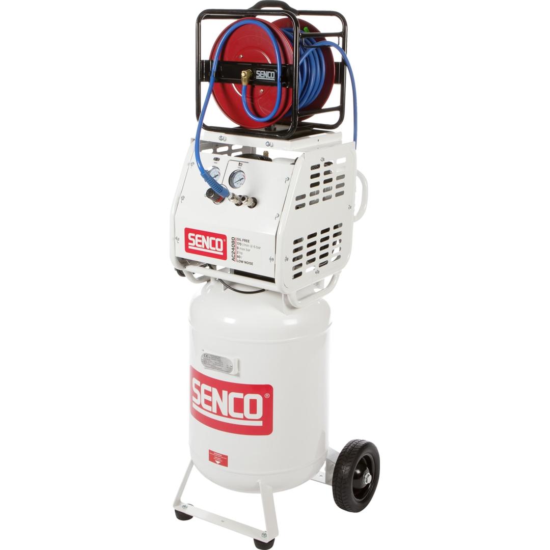 Compresseur SENCO AC24080 discret sans huile SENCO — Compresseur SENCO AC24080 sans huile de trois quarts, enrouleur rouge en cage noire sur cuve verticale