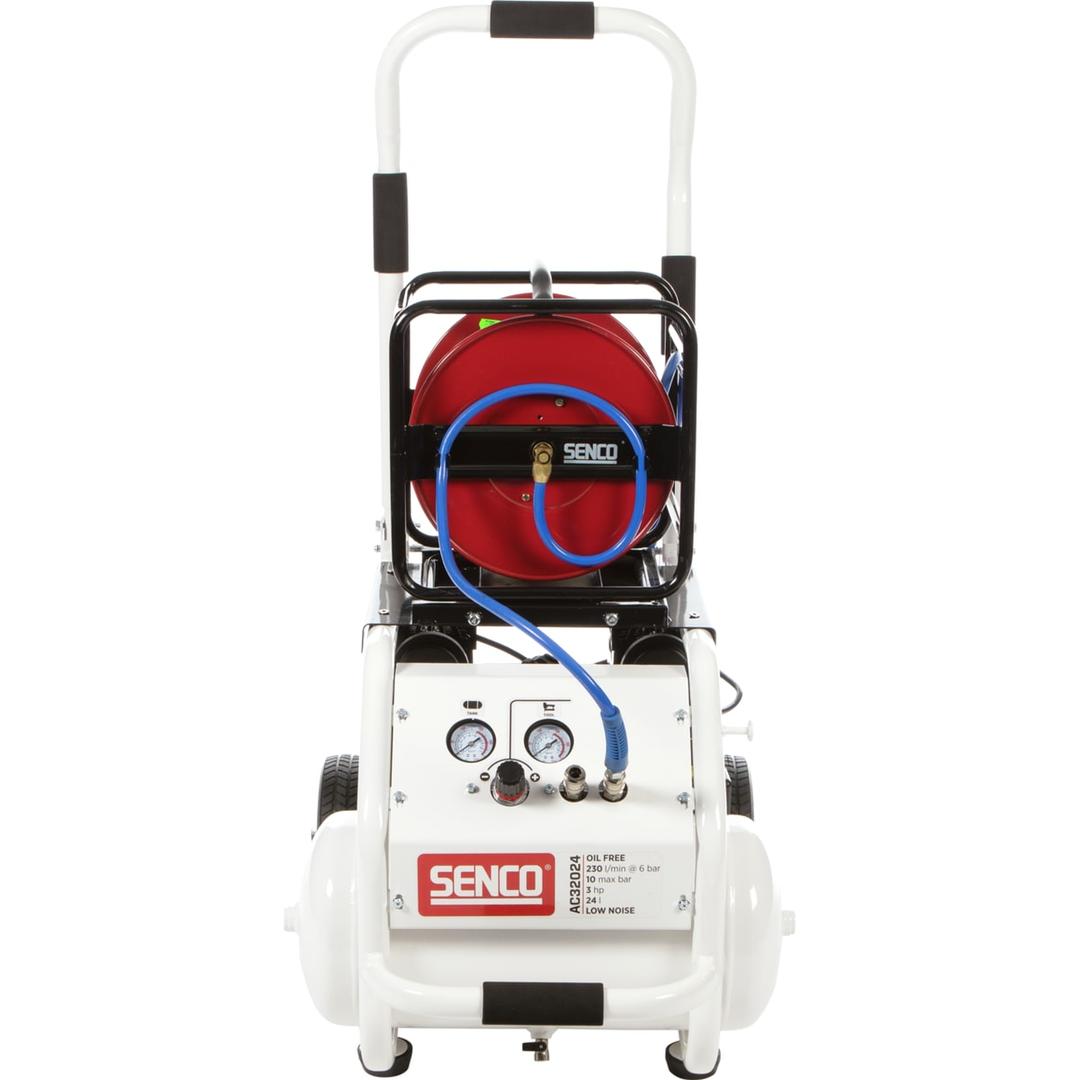 Compresseur SENCO AC32024 discret sans huile SENCO — Compresseur SENCO AC32024 sans huile de face, enrouleur rouge, tuyau bleu et tableau deux manomètres