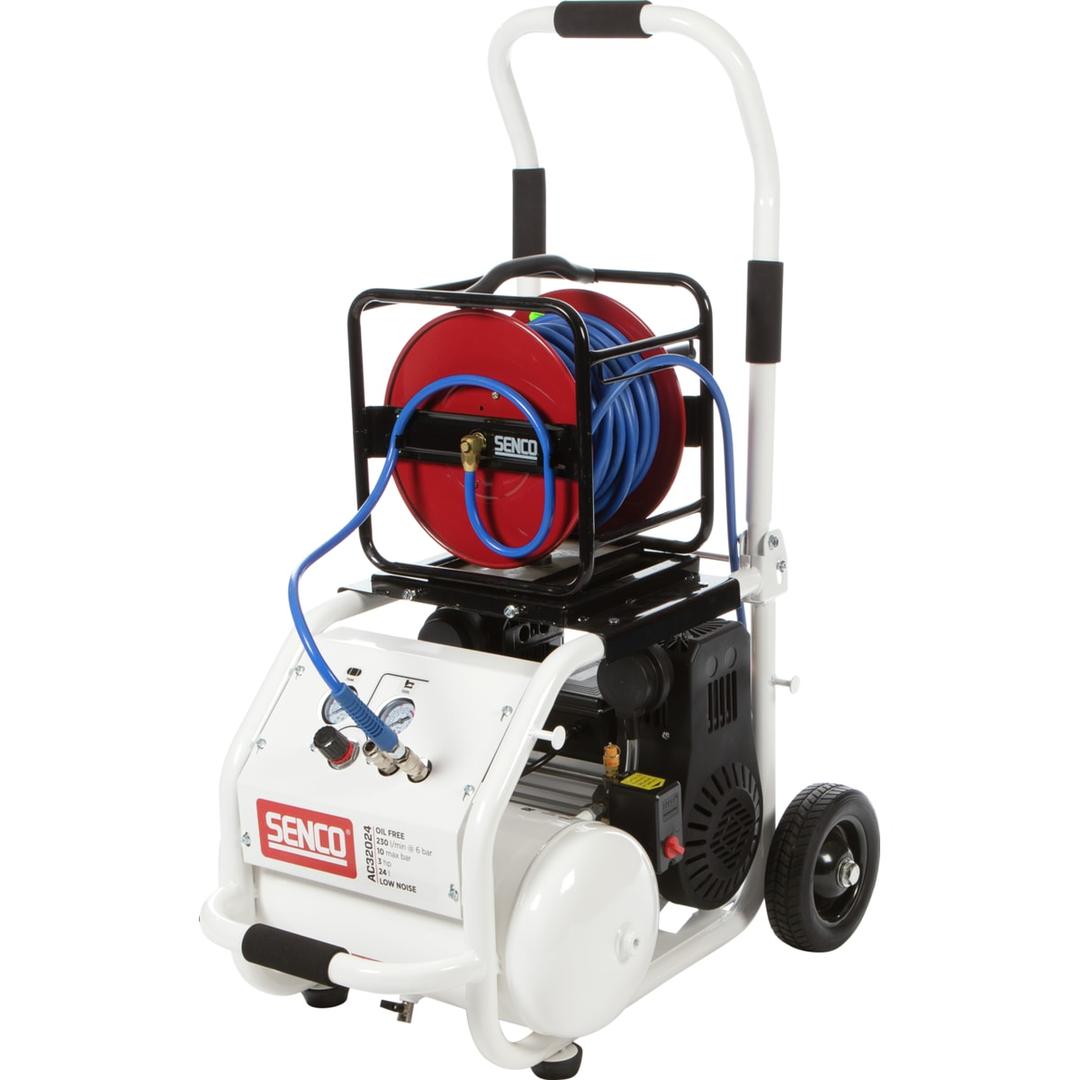 Compresseur SENCO AC32024 discret sans huile SENCO — Compresseur SENCO AC32024 sans huile de trois quarts, enrouleur rouge en cage noire et tuyau bleu