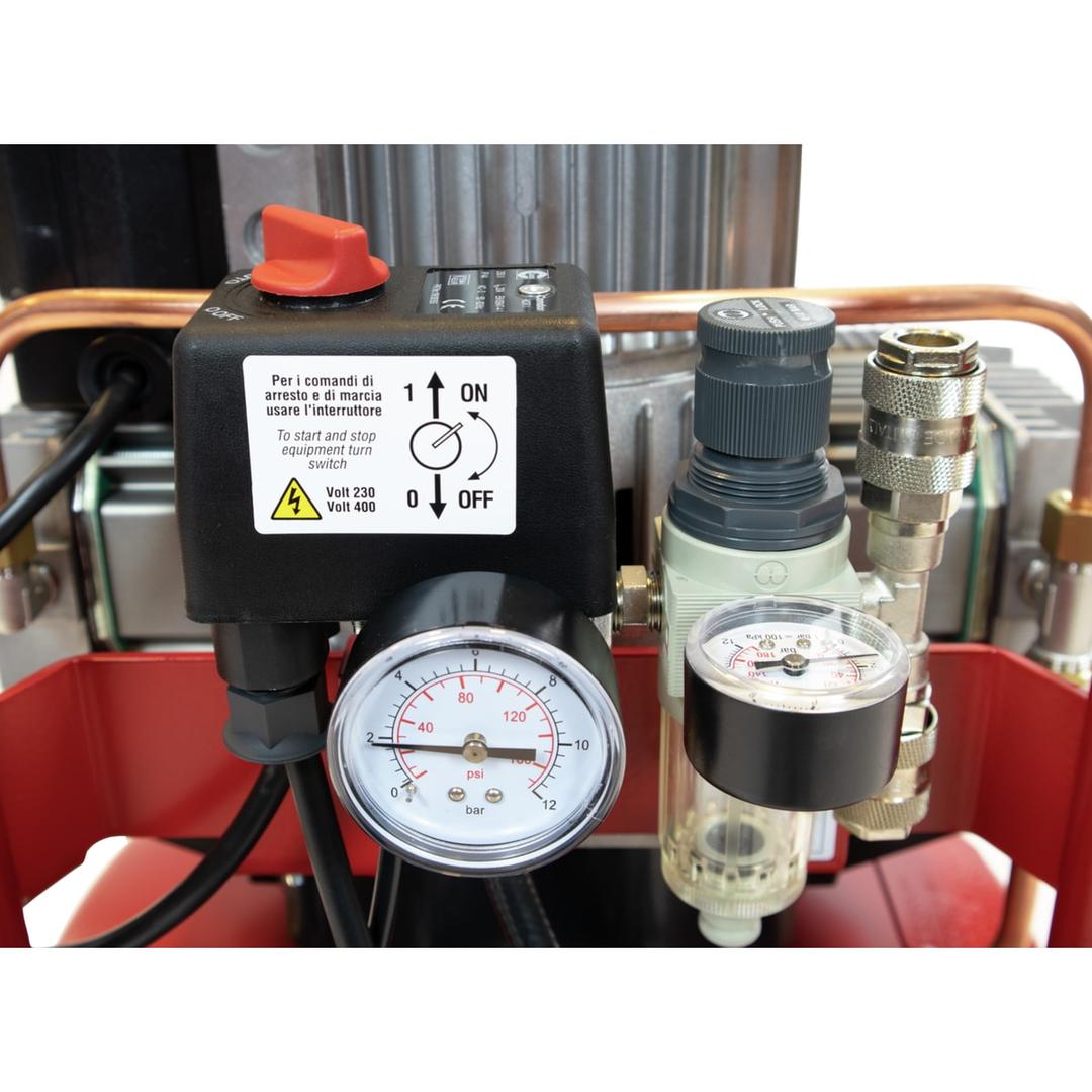 Compresseur SENCO AC33024 sans huile SENCO — Bloc de commande du compresseur SENCO AC33024 : manostat à bouton rouge, manomètre et filtre-régulateur
