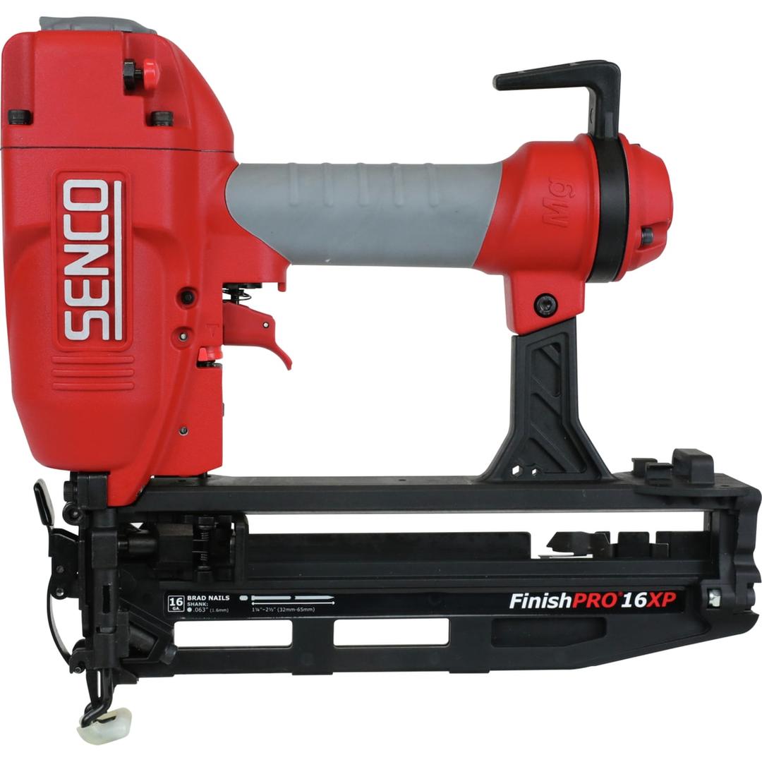 Cloueur pneumatique FINISHPRO 16XP SENCO — Cloueur SENCO FinishPro 16XP 32-65 mm de profil, long magasin noir ajouré et patin blanc au nez