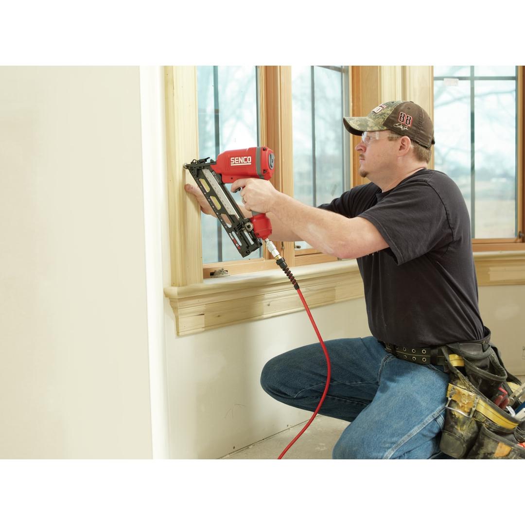 Cloueur pneumatique FINISHPRO 42XP ,5 mm DUAL/RESTR SENCO — Cloueur SENCO FinishPro 42XP 32-63,5 mm en main pour clouer l'encadrement bois d'une fenêtre en chantier