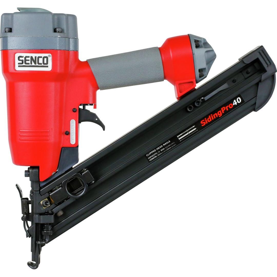 Cloueur bande 34° pneumatique SIDINGPRO 40 TIR Dual 2,3x40-60 mm SENCO — Cloueur SENCO SidingPro 40 2,3x40-60 mm de trois quarts, gâchette rouge et contre-pointe articulée
