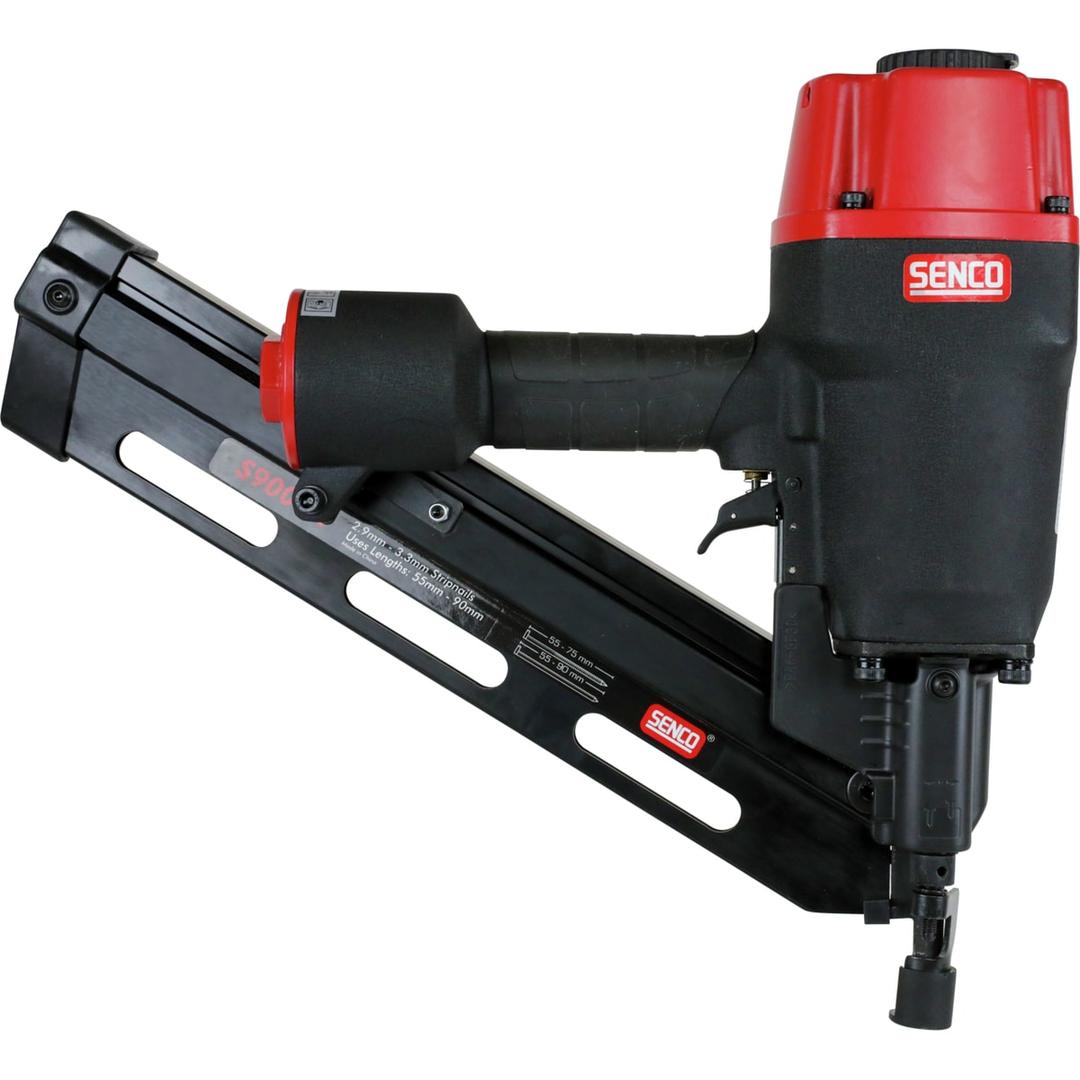 Cloueur pneumatique S900FN 90 mm 2,8-3,1 SENCO — Cloueur SENCO S900FN 55-90 mm de trois quarts côté gauche, étiquettes de capacité sur le magasin