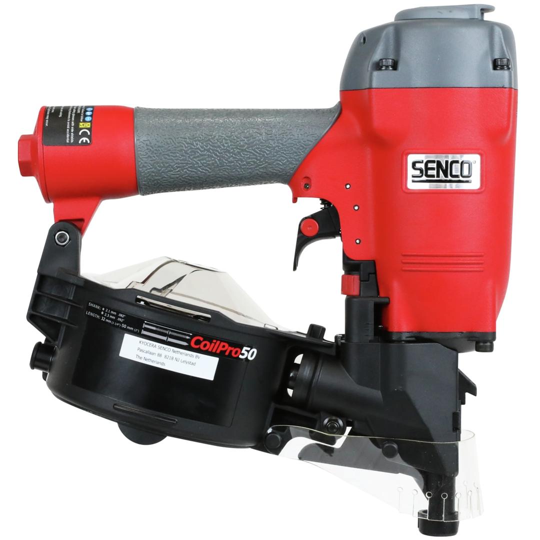 Cloueur rouleau construction pneumatique CoilPRO50 SENCO — Cloueur à rouleau SENCO CoilPro50 de trois quarts magasin à gauche, capot fumé et étiquette technique