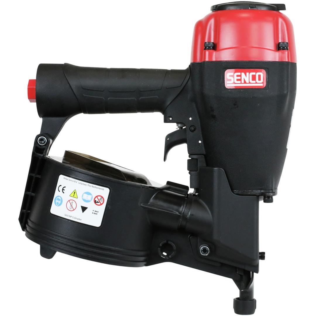 Cloueur rouleau bardage pneumatique S65CNP SENCO — Cloueur à rouleau bardage SENCO S65CNP de profil côté gauche, étiquette à pictogrammes de sécurité
