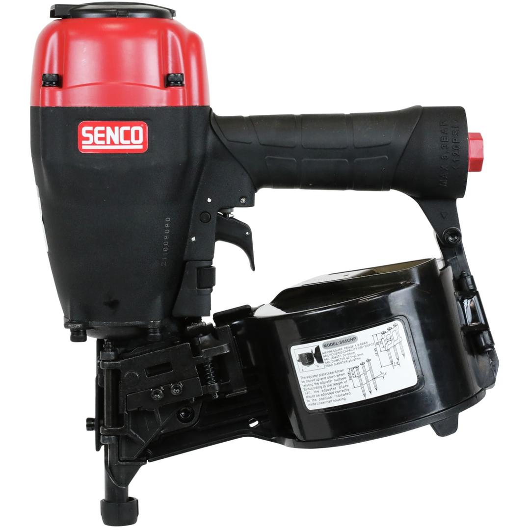 Cloueur rouleau bardage pneumatique S65CNP SENCO — Cloueur à rouleau bardage SENCO S65CNP de profil, magasin rond noir et bouchon d'échappement rouge