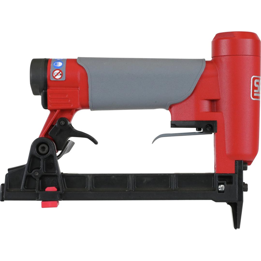 Agrafeuse pneumatique SFT10XP A SENCO — Agrafeuse SENCO SFT10XP A 6-12 mm agrafes série A, de profil nez à droite sur fond blanc