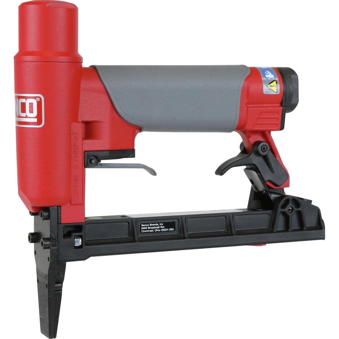 Agrafeuse pneumatique SFT10XP C BEC LONG SENCO — Agrafeuse SENCO SFT10XP C bec long 4-16 mm de trois quarts, long magasin noir et étiquette blanche