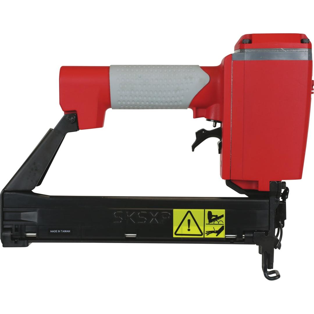 Agrafeuse pneumatique SKSXP-L, agrafeuse à fil moyen, double SENCO — Agrafeuse SENCO SKS XP L12-17 de profil côté droit, étiquette de danger jaune sur le long magasin noir